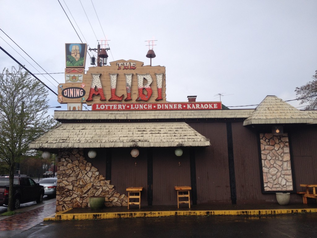 Alibi sign during day