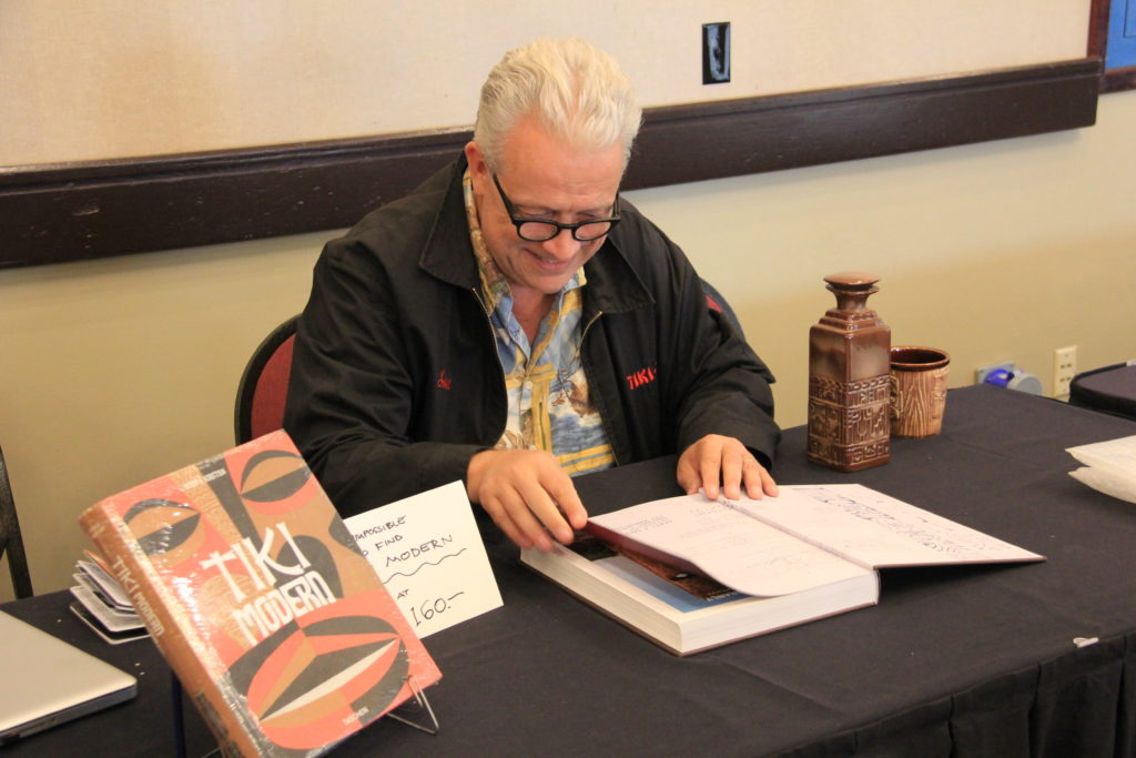 Sven Kirsten signing books at Tiki Kon 2017